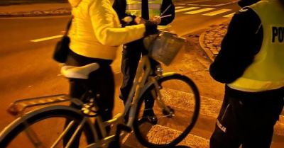 Policjanci rozdawali odblaski w Kołobrzegu dla bezpieczeństwa