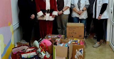 OnkoMikołaj: Policjanci i GOK przekazali prezenty pacjentom