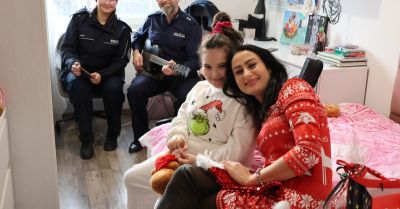 Świąteczna wizyta policjantów u dziewięcioletniej Wiktorii