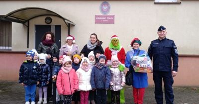Policjanci uczą dzieci zasad bezpieczeństwa zimą