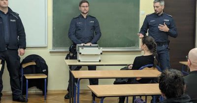 Policjanci z Bochni edukowali rodziców w Jodłówce