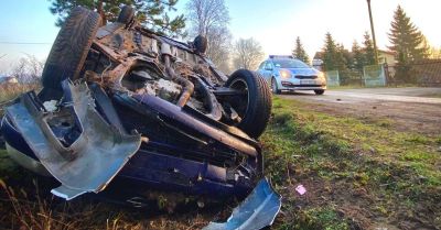 Dachowanie w Cielądzu na śliskiej drodze z trójką dzieci