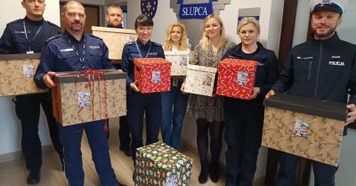 Mundurowi z Słupcy przygotowali świąteczne paczki dla rodzin