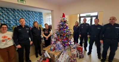 Policjanci z Łukowa dostarczyli mikołajkowe prezenty dzieciom