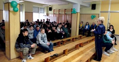 Policjantka wyjaśnia konsekwencje bójki i hejtu uczniom