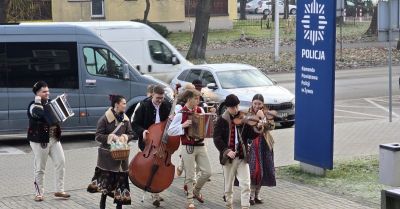 Góralskie kolędowanie w żywieckiej komendzie poruszyło serca