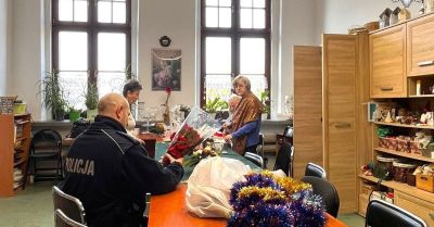 Dzielnicowy uczy seniorów jak nie paść ofiarą oszustów