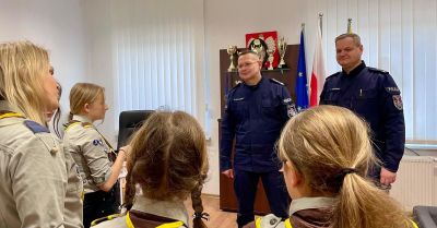 Betlejemskie Światełko odwiedziło komendę policji w Międzyrzeczu