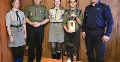 Betlejemskie Światło Pokoju trafiło do pszczyńskiej komendy