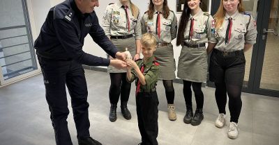 Harcerze przynieśli Betlejemskie Światło Pokoju do policji w Łodzi