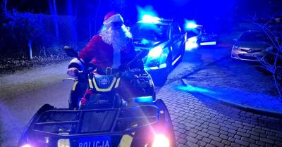 Mikołaj z policjantami odwiedził Domy dla Dzieci w Otwocku
