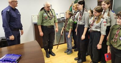 Harcerze przekazali Betlejemskie Światło nakielskiej policji