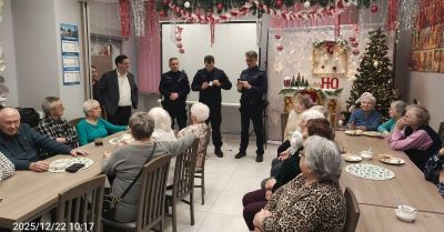 Seniorzy uczą się jak unikać oszustw i żyć bezpiecznie