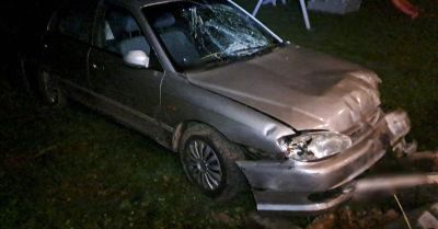 Pijany kierowca Kia uderzył w ogrodzenie miał przy sobie narkotyki