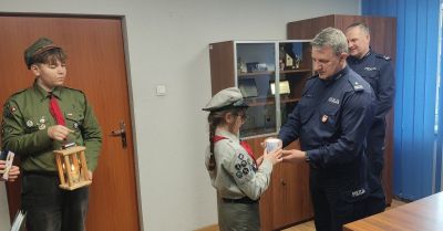 Betlejemskie Światło Pokoju trafiło do komendy w Dąbrowie