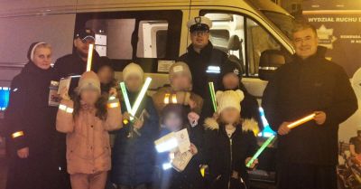 Policja w Nowym Sączu uczy jak być widocznym na drodze