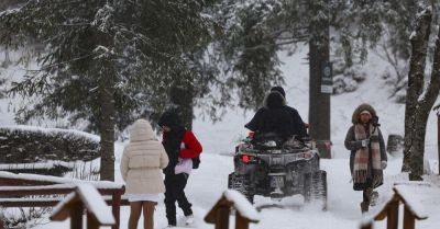 W Zakopanem święta w śnieżnej scenerii; trudne warunki na tatrzańskich szlakach
