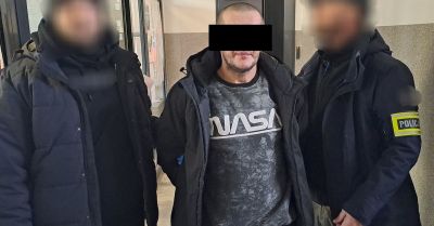 Poszukiwany 44-latek zatrzymany na przystanku po pijaku