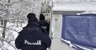 Policjanci kontrolują miejsca pobytu bezdomnych podczas mrozów