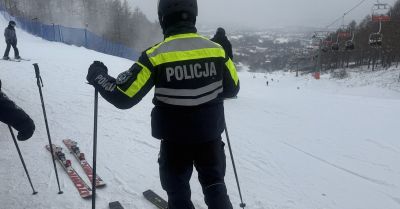 Policyjni narciarze pilnują bezpieczeństwa na stoku w Przemyślu