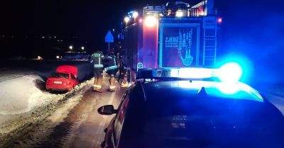 Kierował mimo zakazu i cofniętych uprawnień Audi w rowie