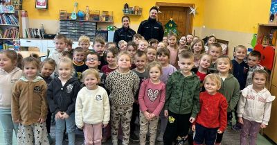 Policjanci uczą dzieci zasad bezpieczeństwa przed feriami