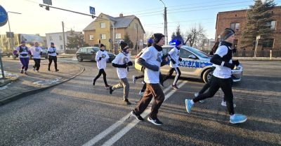 Młodzież biegnie pamięcią ze Światłem Pokoju przez Bieruń