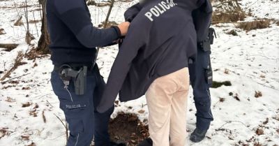 Wadowiccy policjanci odnaleźli 12 latkę boso w lesie