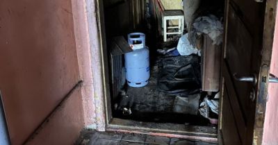 Policjanci ewakuowali 24 osoby z zadymionej kamienicy