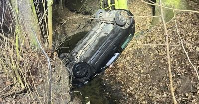 Ucieczka Clio zakończona dachowaniem w głębokim rowie