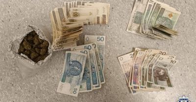 300 gramów suszu i ponad 4 500 zł znalezione w mieszkaniu