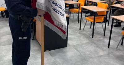 Mundurowi uczniowie ćwiczyli etykietę i poczet sztandarowy