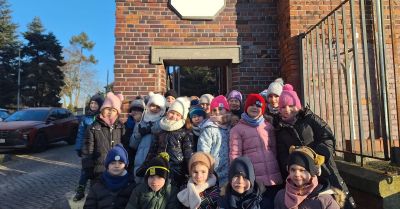 Bezpieczne ferie: policja uczy dzieci zasad zimowego wypoczynku