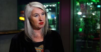 Aplikacje randkowe i komunikatory zmieniają relacje międzyludzkie. Coraz mniej czasu spędzamy ze sobą na żywo