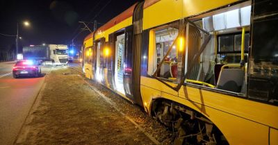 Warszawa: zderzenie ciężarówki z tramwajem i potrącenie na torowisku; utrudnienia w kursowaniu tramwajów