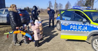 Dzielnicowi uczą najmłodszych zasad bezpieczeństwa w żłobku