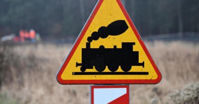 Mazowieckie: auto wjechało pod szynobus; jedna osoba zginęła, jedna trafiła do szpitala