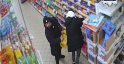 Kradzież 43 czekolad w Toszku Policja publikuje wizerunki