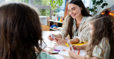 Czego potrzebują dzieci dorastające w świecie pełnym ekranów? Fundacja Orange zaprasza szkoły i przedszkola do programu edukacyjnego MegaMisja