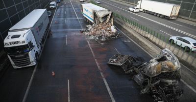 Mazowieckie: utrudnienia na autostradzie A2 po zderzeniu dwóch ciężarówek i osobówki