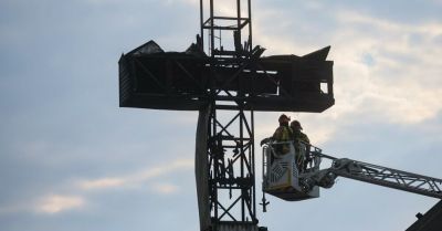 Warszawa: spłonął krzyż sprzed kościoła na Mokotowie