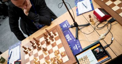 Za nami drugi dzień mistrzostw Europy w szachach. Turniej w Katowicach ma wyjątkowego uczestnika, który przełamuje bariery