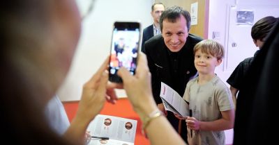 Niespełna miesiąc do wielkiego szachowego turnieju w Warszawie. Polskiego arcymistrza będzie wspierał jego synek