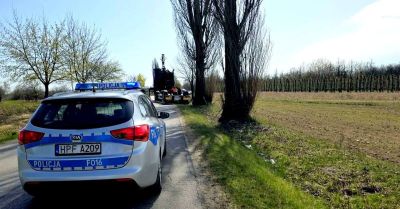 Ciężarówka przewróciła kontener z korzeniami w Sadkowicach