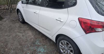 Wandal pod wpływem alkoholu wybił szyby w dwóch autach