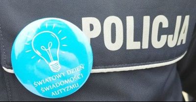 Niebiesko dla autyzmu w Węgrowie policjanci w geście solidarności