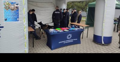 Policjanci w Gościnie promowali służbę wśród uczniów