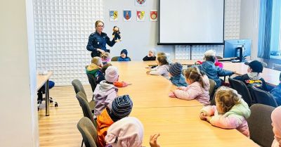 Przedszkolaki z wizytą w komendzie policji w Strzelinie