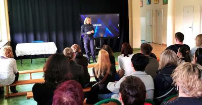 Policja w Strzyżowie uczy rodziców bezpiecznego internetu