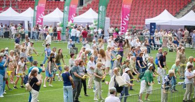 Takiego widoku ten stadion jeszcze nie widział. Ponad tysiąc seniorów i wielkie gwiazdy spotkały się na murawie stadionu